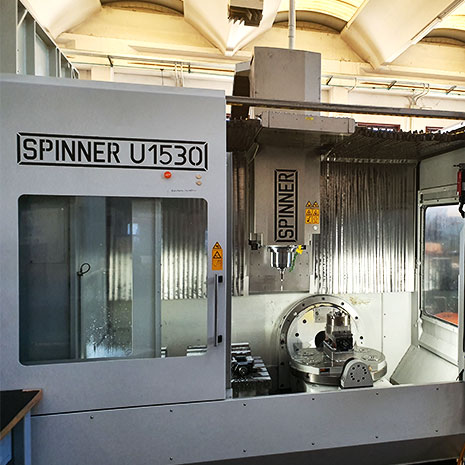Centro di Lavoro 5 Assi Spinner U1530 utilizzata da Officina Metalmeccanica RB